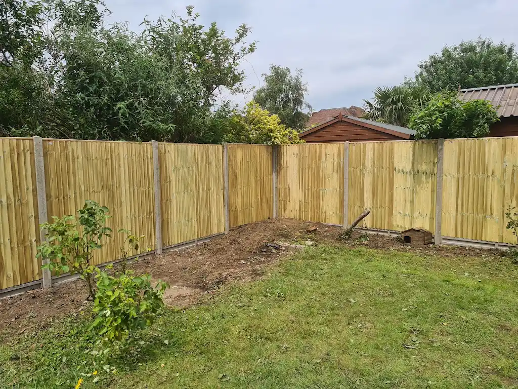 Closeboard featheredge fence panel installed with concrete posts and gravel boards by Bracknell Fencing LTD in Berkshire