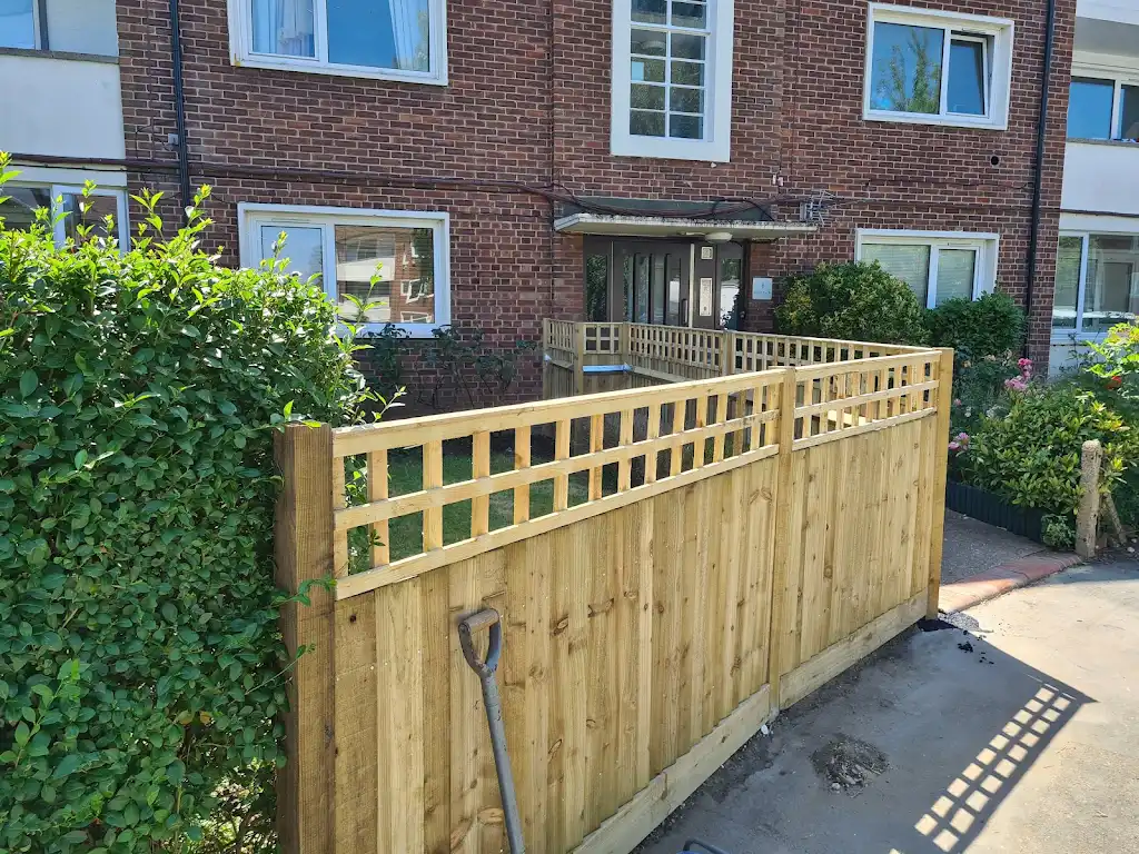 Closeboard featheredge fence panel installed with concrete posts and gravel boards by Bracknell Fencing LTD in Berkshire