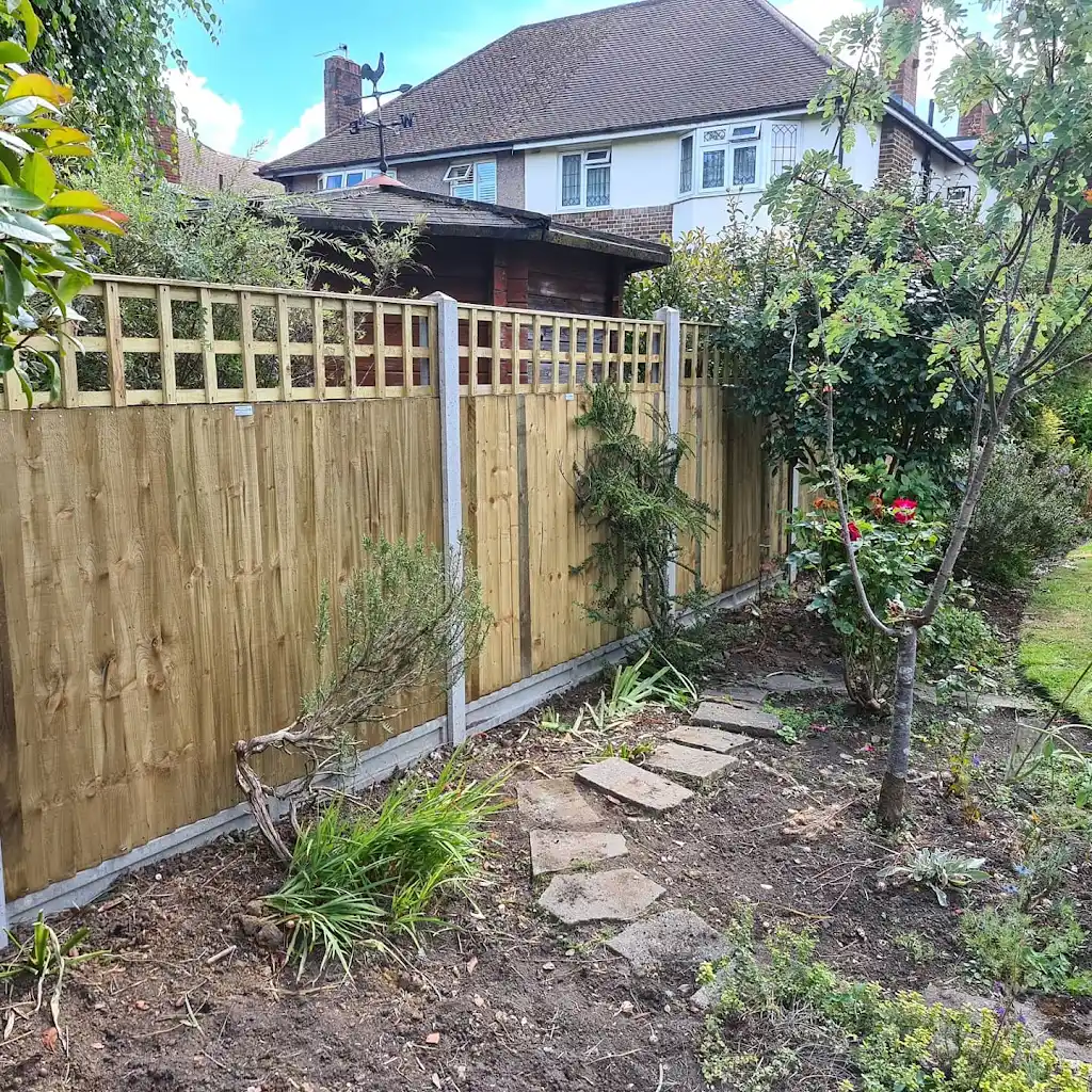 Closeboard featheredge fence panel installed with concrete posts and gravel boards by Bracknell Fencing LTD in Berkshire