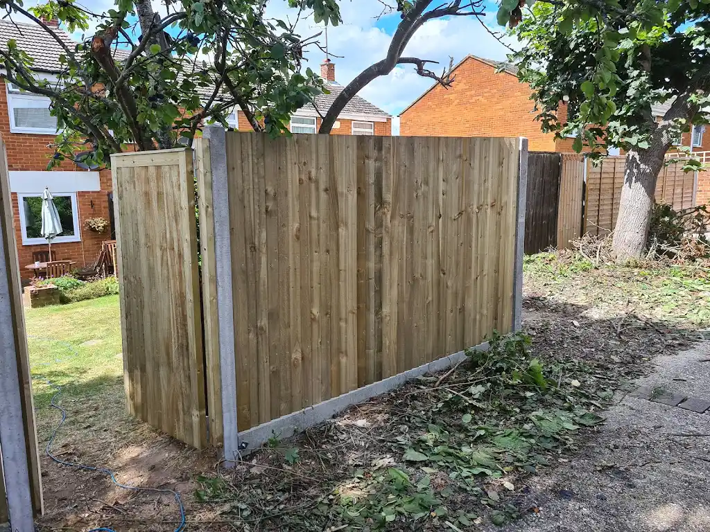 Closeboard featheredge fence panel installed with concrete posts and gravel boards by Bracknell Fencing LTD in Berkshire