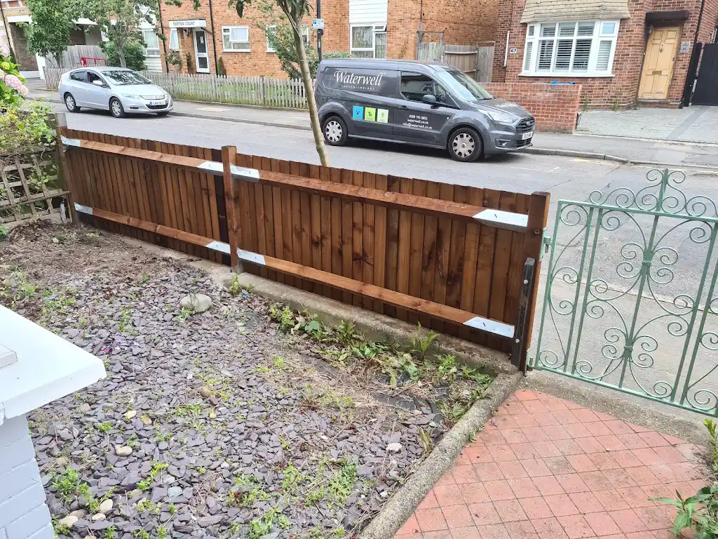 Closeboard featheredge fence panel installed with concrete posts and gravel boards by Bracknell Fencing LTD in Berkshire