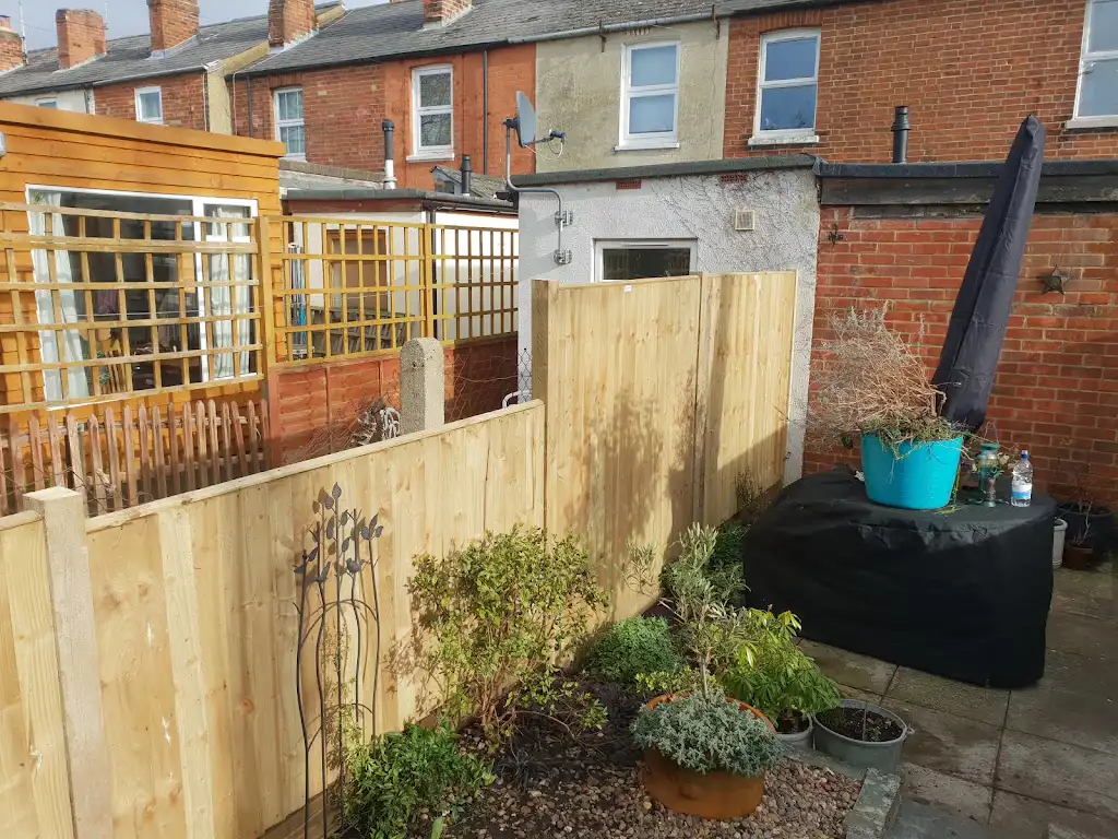 Closeboard featheredge fence panel installed with concrete posts and gravel boards by Bracknell Fencing LTD in Berkshire