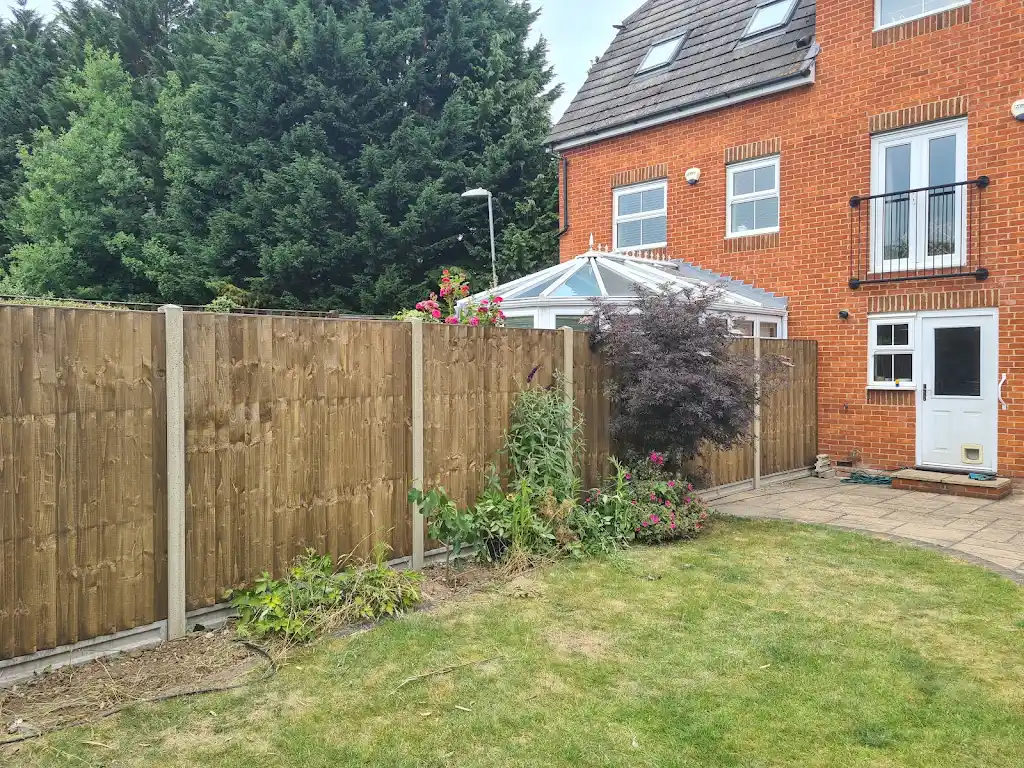 Closeboard featheredge fence panel installed with concrete posts and gravel boards by Bracknell Fencing LTD in Berkshire