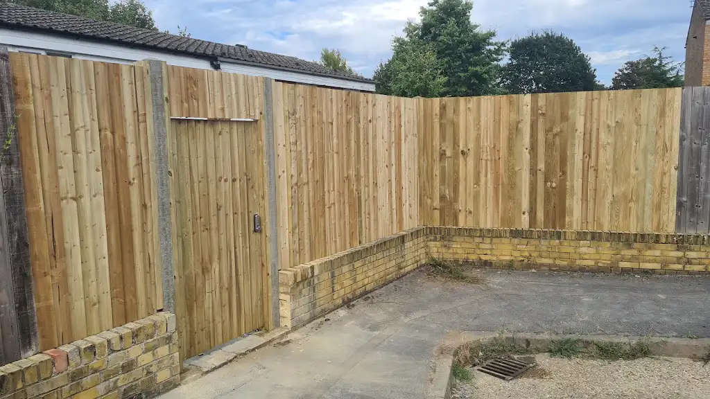 Closeboard featheredge fence panel installed with concrete posts and gravel boards by Bracknell Fencing LTD in Berkshire
