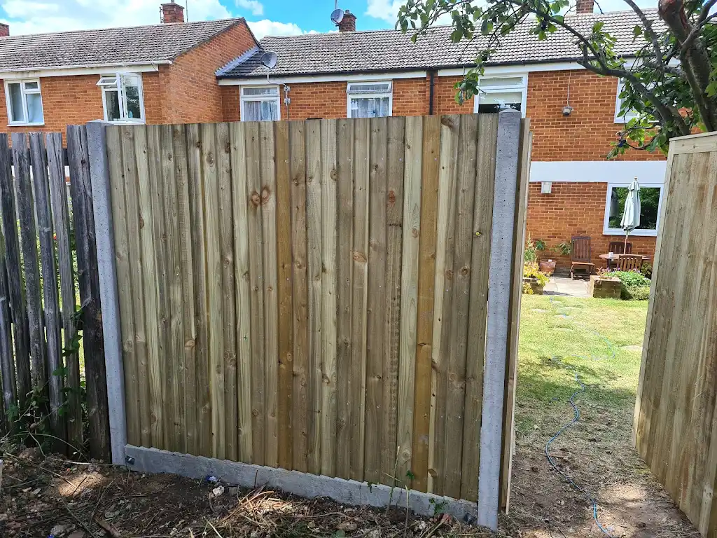 Closeboard featheredge fence panel installed with concrete posts and gravel boards by Bracknell Fencing LTD in Berkshire