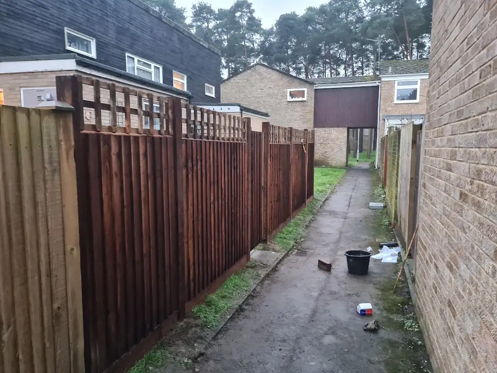 Closeboard featheredge fence panel installed with concrete posts and gravel boards by Bracknell Fencing LTD in Berkshire
