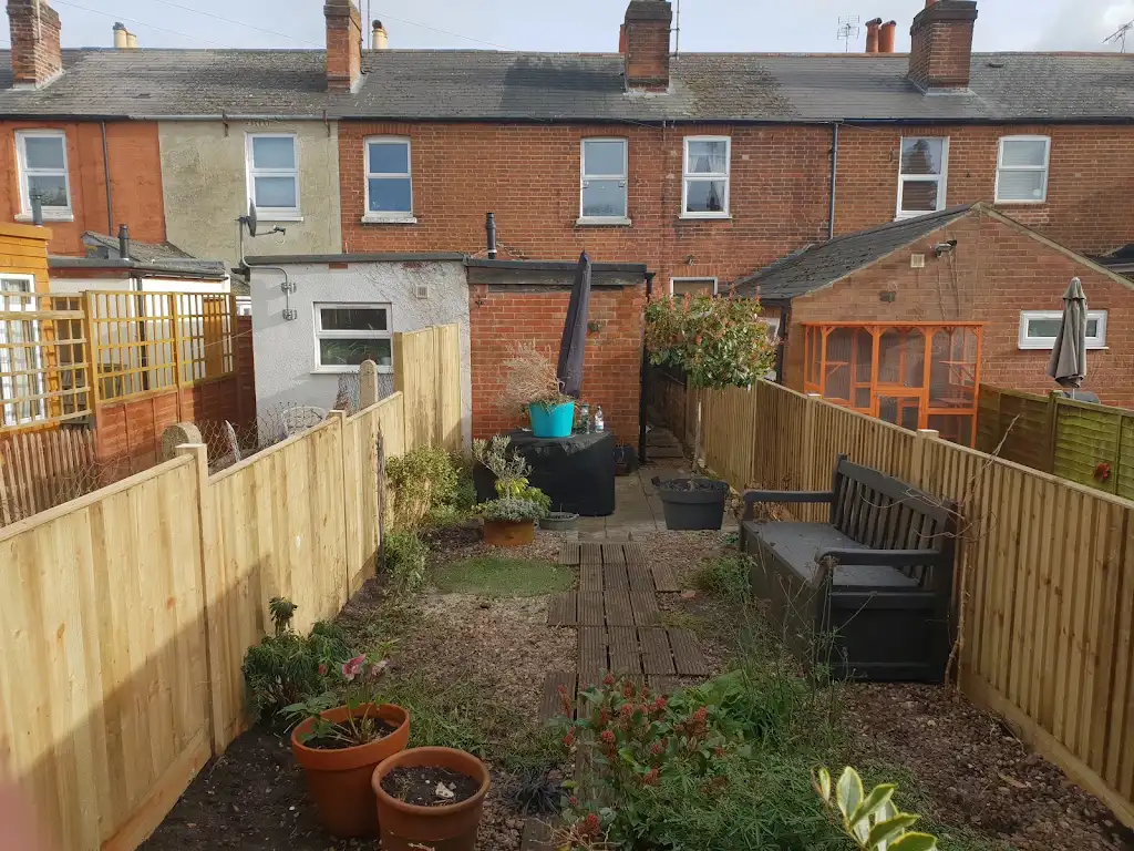 Closeboard featheredge fence panel installed with concrete posts and gravel boards by Bracknell Fencing LTD in Berkshire