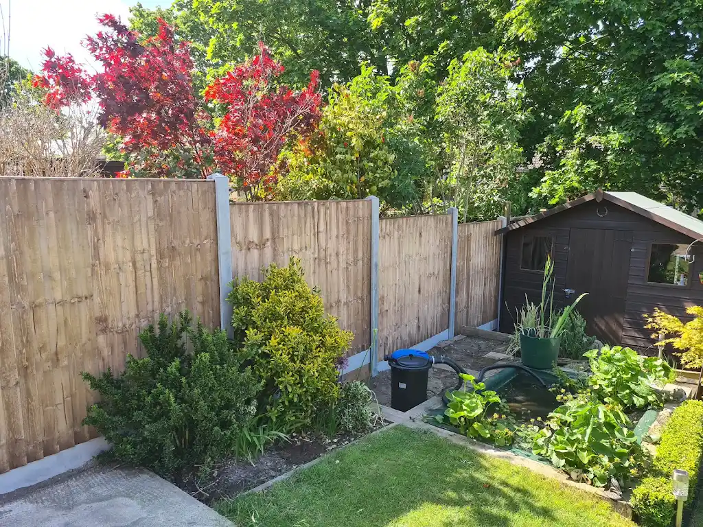 Closeboard featheredge fence panel installed with concrete posts and gravel boards by Bracknell Fencing LTD in Berkshire