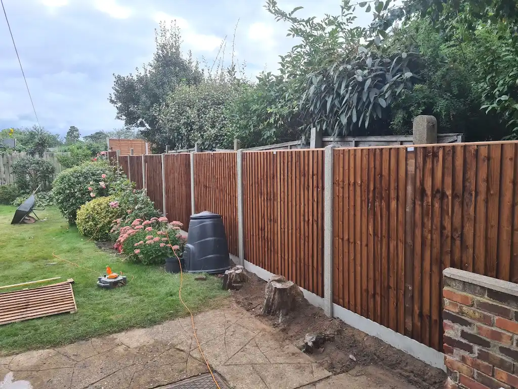 Closeboard featheredge fence panel installed with concrete posts and gravel boards by Bracknell Fencing LTD in Berkshire
