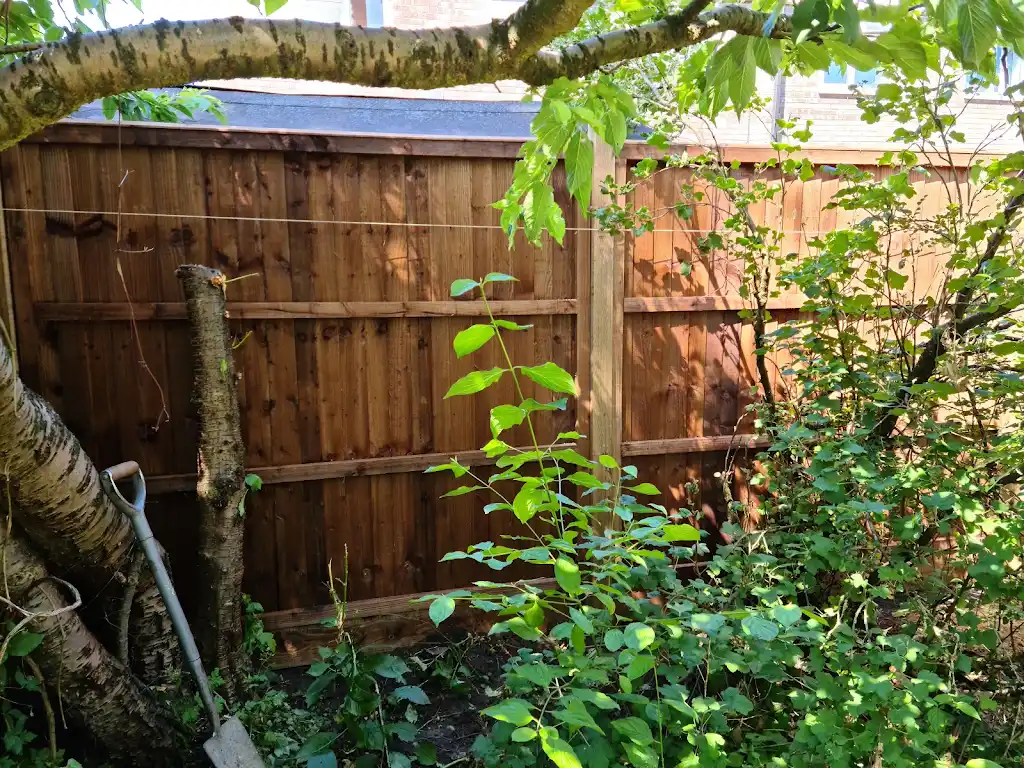 Closeboard featheredge fence panel installed with concrete posts and gravel boards by Bracknell Fencing LTD in Berkshire